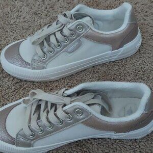 New, never worn women's Rocket Dog 'Cheery' sneakers sz 7.5